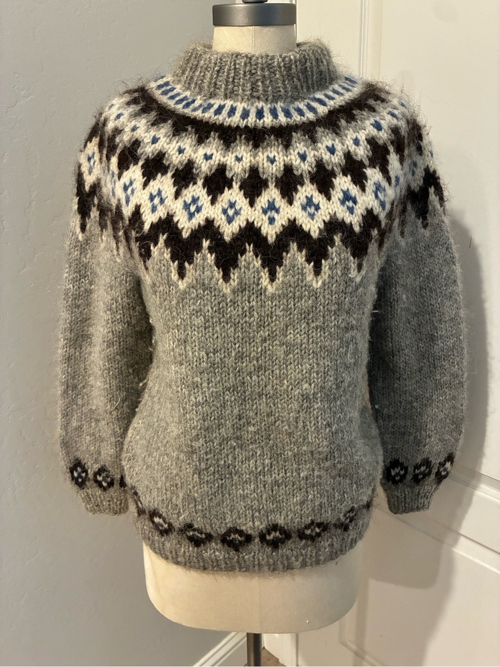 Vintage Handknitted 100% Icelandic Lopi Wool, seamless, circular yoke. Unisex